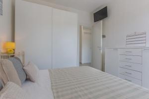 A bed or beds in a room at Lido degli Estensi Seaview Apartment