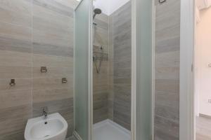 A bathroom at Lido degli Estensi Seaview Apartment