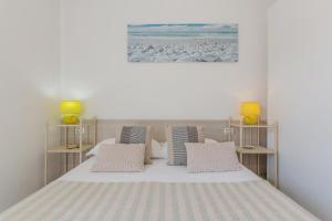A bed or beds in a room at Lido degli Estensi Seaview Apartment