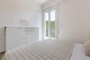 A bed or beds in a room at Lido degli Estensi Seaview Apartment