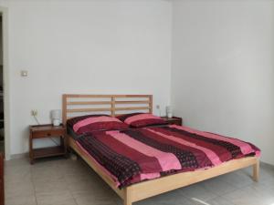 Postel nebo postele na pokoji v ubytování Downtown Seafront apartment