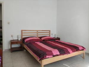 Postel nebo postele na pokoji v ubytování Downtown Seafront apartment