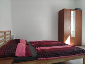 Postel nebo postele na pokoji v ubytování Downtown Seafront apartment