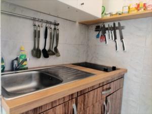 Kuchyň nebo kuchyňský kout v ubytování Downtown Seafront apartment