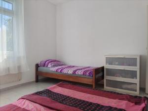 Postel nebo postele na pokoji v ubytování Downtown Seafront apartment
