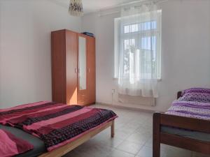 Postel nebo postele na pokoji v ubytování Downtown Seafront apartment