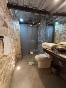 ein Badezimmer mit Toilette und Waschbecken in der Unterkunft Hermoso apartamento con patio privado in Cartagena de Indias