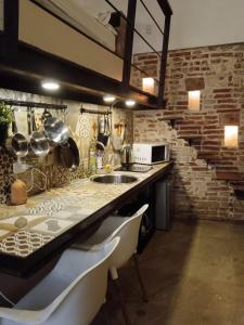 eine Küche mit einer Arbeitsplatte mit Spüle und Arbeitsplatte in der Unterkunft Hermoso apartamento con patio privado in Cartagena de Indias + 13 Fotos