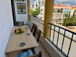 une table avec un bol de fruits sur un balcon dans l'établissement Apartment Lindamar, à Lagos