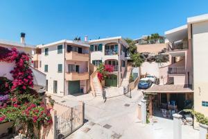 an aerial view of an apartment complex with flowers at Modern Seaview Townhouse - Workcation friendly in Orosei