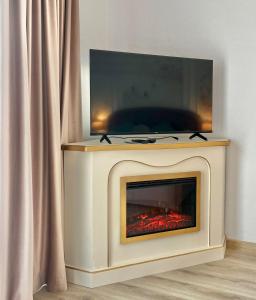 einen Kamin mit einem TV darüber in der Unterkunft Bridge Apartments- STUDIO 3 in Besenic