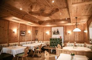 A restaurant or other place to eat at Hotel Bischofsmütze