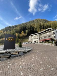 Üldine mäevaade või majutusasutusest Hotel Larch pildistatud vaade