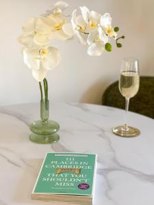 Nápoje v ubytování Very best location - Large Luxury Studio by river and City Centre