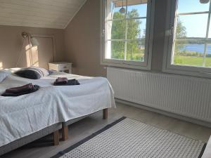 Postel nebo postele na pokoji v ubytování Kolarbo Gård B&B