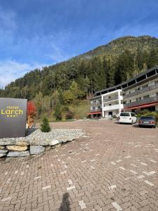 Üldine mäevaade või majutusasutusest Hotel Larch pildistatud vaade