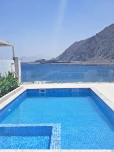 Πισίνα στο ή κοντά στο Al Dana H2O Luxury Villa