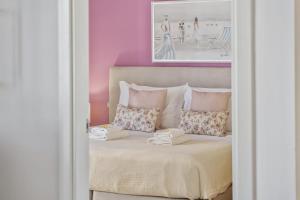 ein Schlafzimmer mit einem Bett mit zwei Handtüchern darauf in der Unterkunft Forum Ocean View 5C by Homie in Ilhéu do Gorgulho