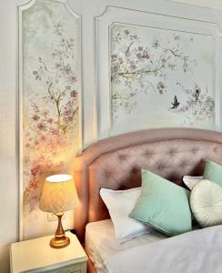 ein Schlafzimmer mit einem Bett und einem Gemälde an der Wand in der Unterkunft Bridge Apartments- STUDIO 3 in Besenic