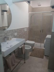 A bathroom at BlueBay Apartment Gallipolitravel