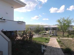 una vista de un edificio desde el exterior de una casa en Amarena Garden House, en Matera 88 fotos más