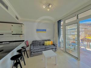 Un dormitorio pequeño con una cama y un balcón. en Mogán harbor apartment, en Puerto de Mogán