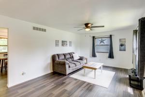un soggiorno con un divano e un tavolo di 1 Mi to Freer Field Ashland Home with Yard! a Ashland