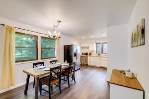 una cucina e una sala da pranzo con tavolo e sedie di 1 Mi to Freer Field Ashland Home with Yard! a Ashland