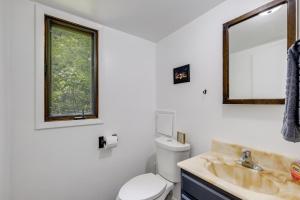 un bagno con lavandino, WC e specchio di 1 Mi to Freer Field Ashland Home with Yard! a Ashland Altre 16 foto