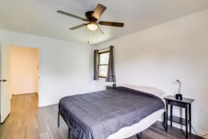 una camera da letto con un letto e un ventilatore a soffitto di 1 Mi to Freer Field Ashland Home with Yard! a Ashland