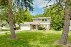 una casa bianca con alberi nel cortile di 1 Mi to Freer Field Ashland Home with Yard! a Ashland