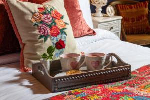 Postel nebo postele na pokoji v ubytování Historic Hidden Gem-10mins walk to Holmfirth, Log Burner,Easy Parking + 36 fotografií