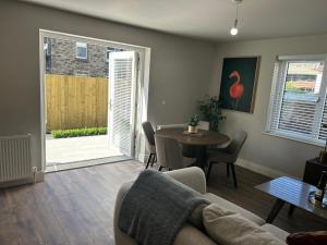 ベルファストにあるFisherwick House Apartmentsのソファとテーブルのあるリビングルーム