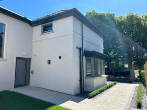 ベルファストにあるFisherwick House Apartmentsのスプリンクラー付きの白い家
