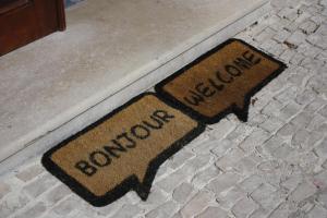 a pair of floor mats with the words home and violence at Hostel Rossio Alcobaça in Alcobaça