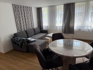a living room with a couch and a table at Ferienwohnung Vierjahreszeiten Sommer in Bad Langensalza