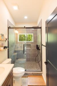 un bagno con doccia, wc e lavandino di Shenandoah Luxury Mountain Stay in Stanardsville a Stanardsville
