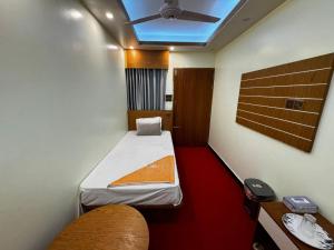 a hospital room with two beds and a ceiling at Hotel Al-Hayat Abasik in Dhaka