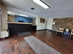 Kuchyň nebo kuchyňský kout v ubytování Americas Best Value Inn Moline + 16 fotografií