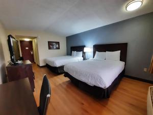 Americas Best Value Inn Moline客房内的一张或多张床位