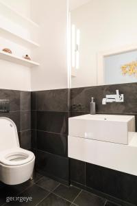 A bathroom at Executive Suite Schottenring