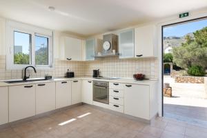 Η κουζίνα ή μικρή κουζίνα στο Villa Mare di Levante with Private Pool