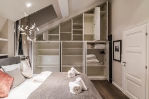 A bed or beds in a room at Executive Suite Schottenring