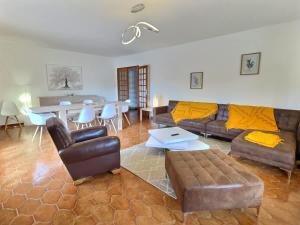 ベジエにあるSplendide maison pour 10 personnes avec piscine privée et grands espaces !のソファとテーブルのあるリビングルーム