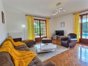 ベジエにあるSplendide maison pour 10 personnes avec piscine privée et grands espaces !のソファと椅子とテレビのあるリビングルーム +24枚の写真