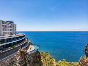 - un bâtiment sur une falaise à côté de l'océan dans l'établissement Atlantic Gem by Homie, à Câmara de Lobos