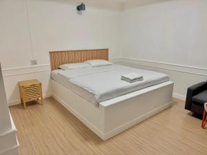 Ένα ή περισσότερα κρεβάτια σε δωμάτιο στο Pophouse +10 φωτογραφίες