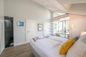 A bed or beds in a room at Executive Suite Schottenring