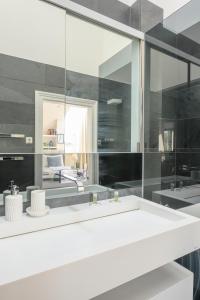 A bathroom at Executive Suite Schottenring