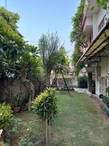 Κήπος έξω από το Jwala Niketan JAIPUR